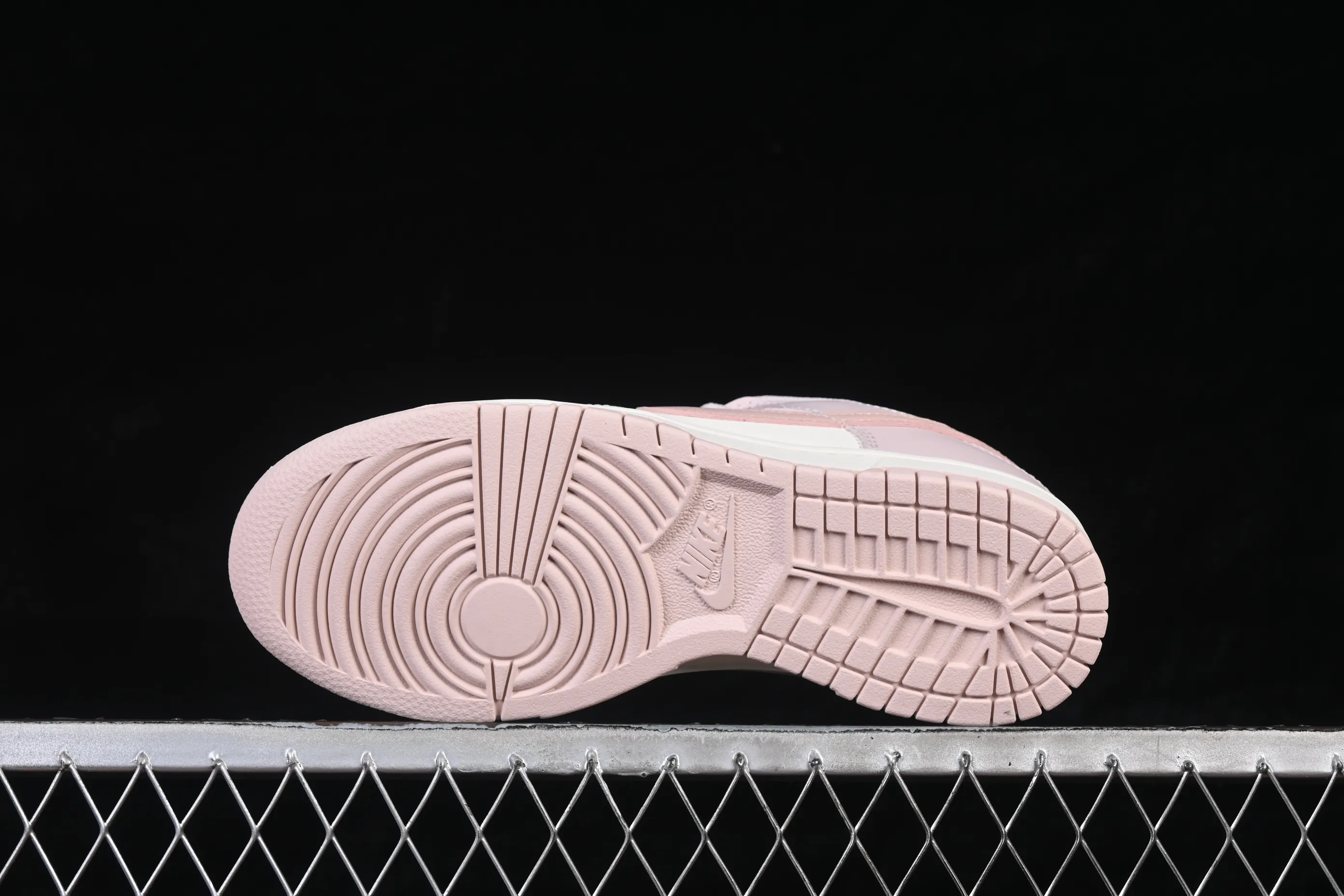 All categories Nk SB Dunk Series Nk SB Dunk Low High-end customized low-top sneakers Nike SB Dunk Low white and pink color low-top casual sneakers IM6572-602
